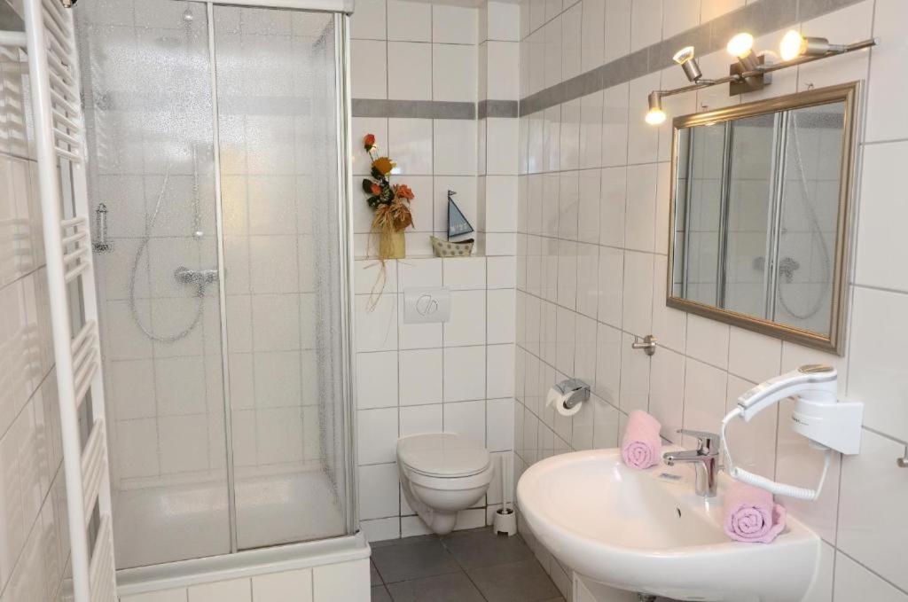 Hotel Zur Seerobbe Куксхафен Экстерьер фото