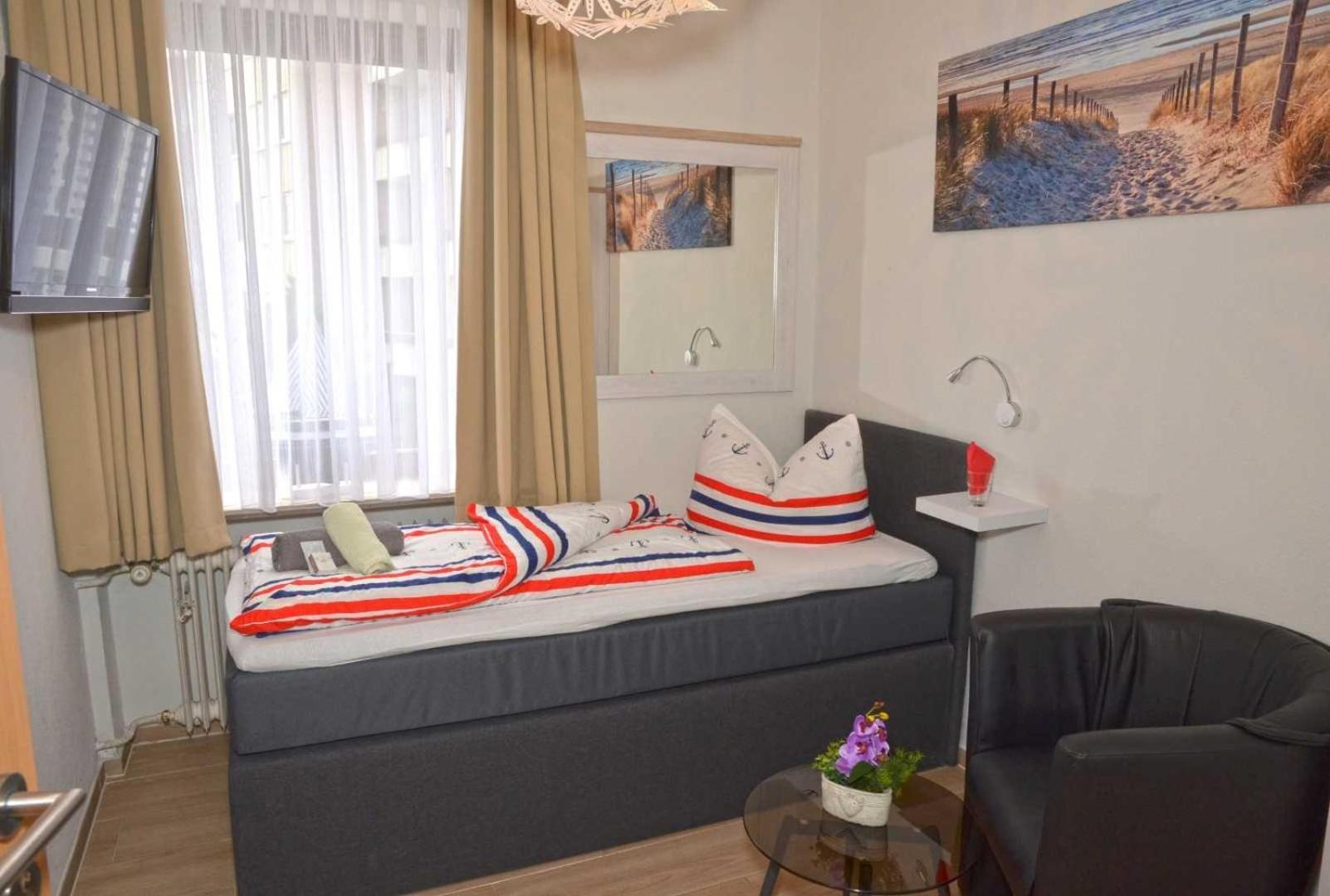 Hotel Zur Seerobbe Куксхафен Экстерьер фото
