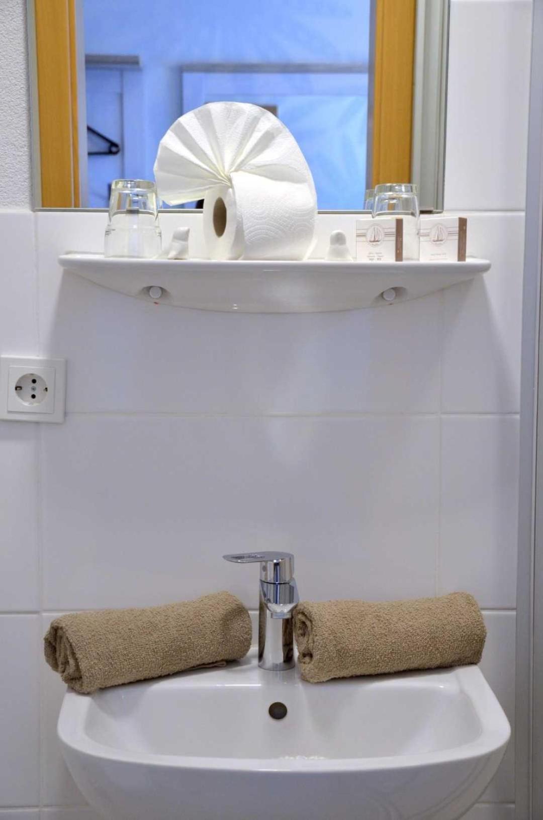 Hotel Zur Seerobbe Куксхафен Экстерьер фото