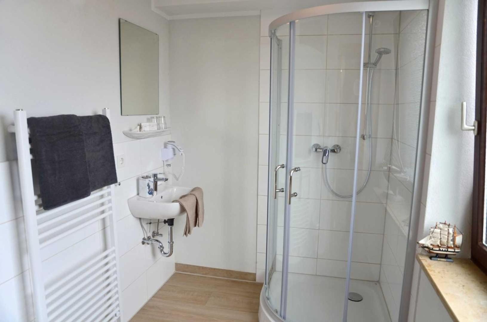 Hotel Zur Seerobbe Куксхафен Экстерьер фото